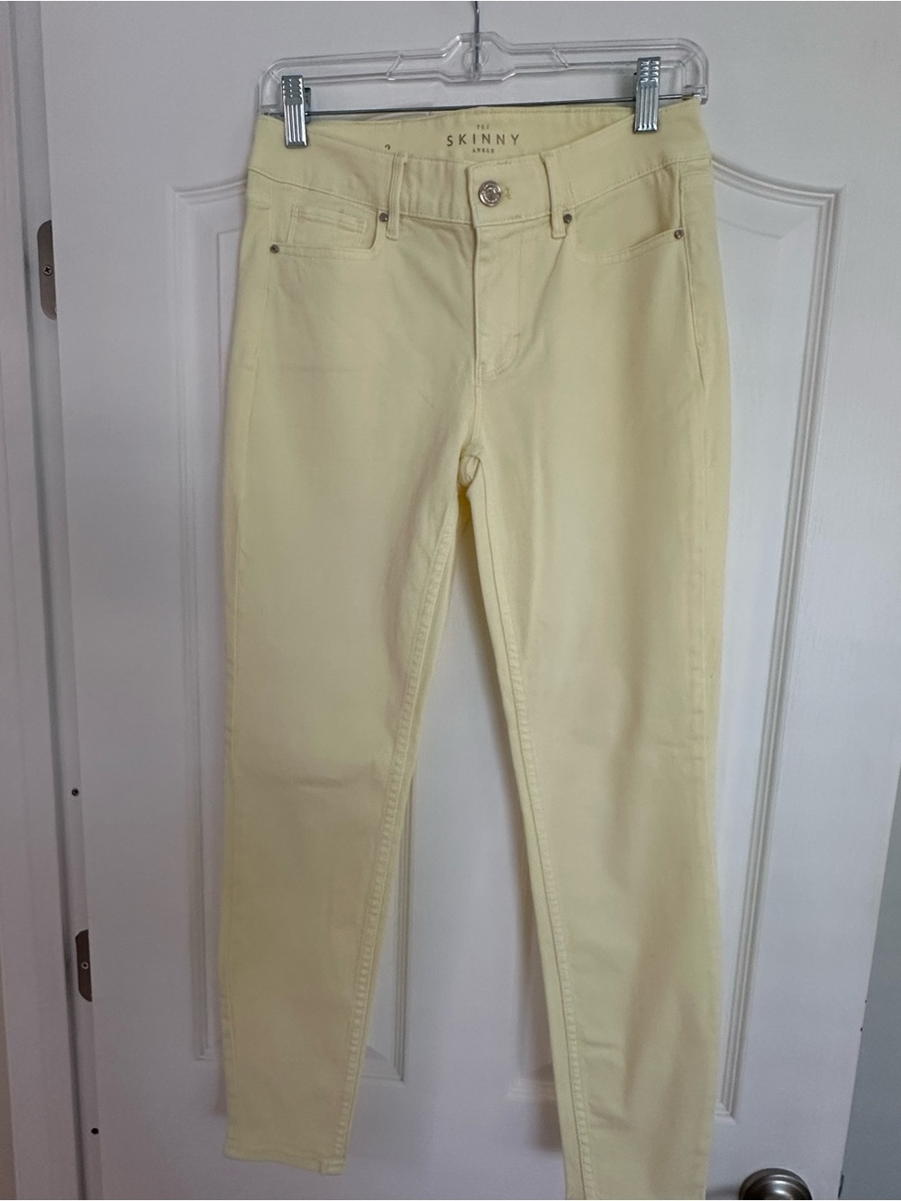 White House Black Market NWOT Mid-Rise “The Skinny Ankle” lJeans in Pale Yellow!